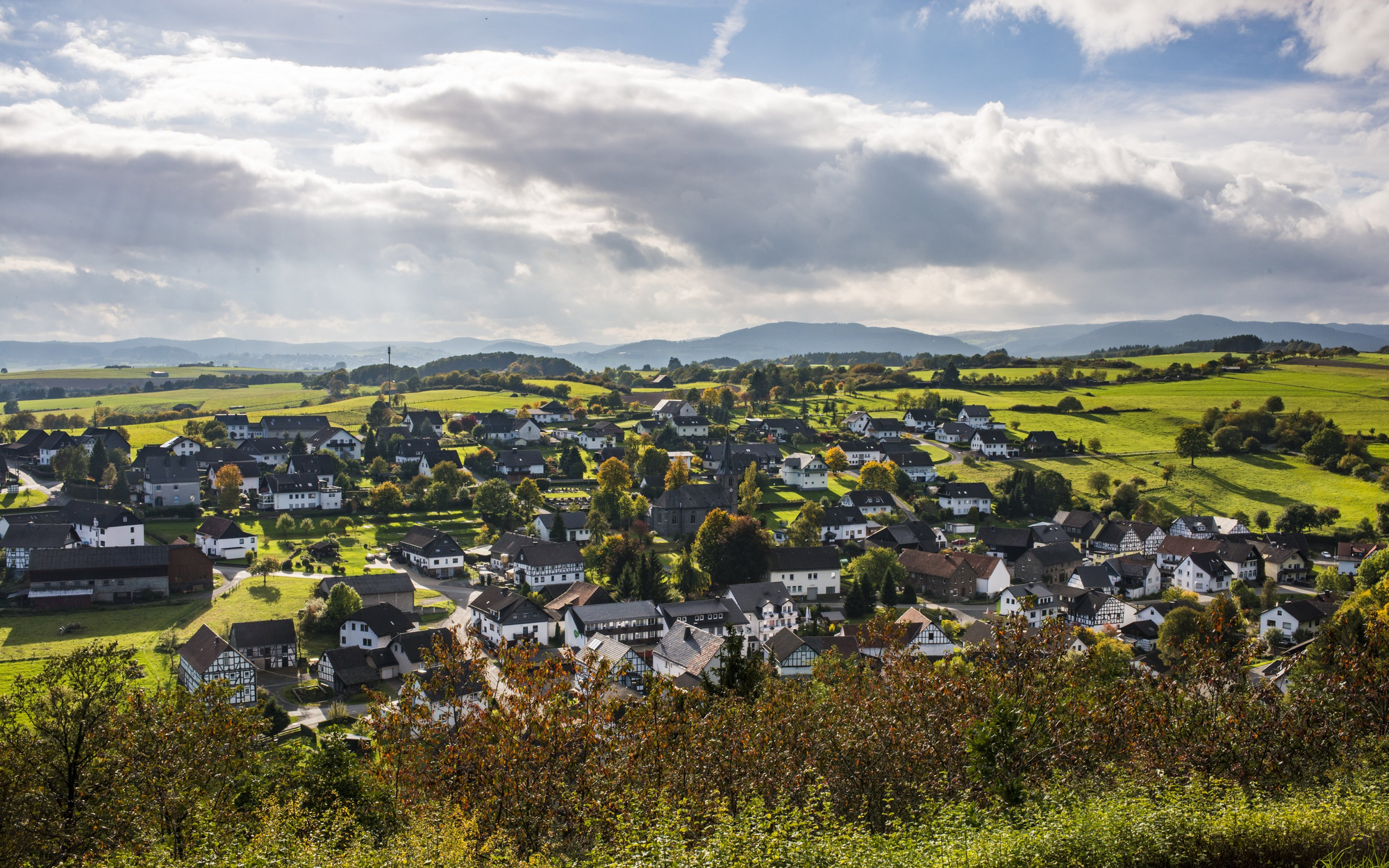Die Ortschaft Braunshausen inmitten von Bergen, Wiesen und Wäldern.