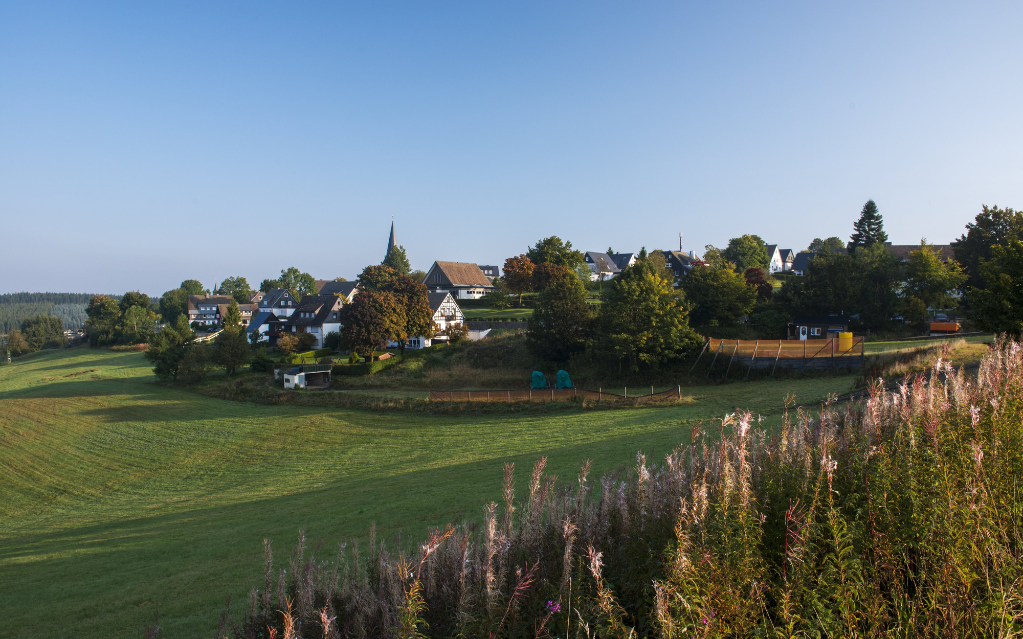 Ein Teil der Ortschaft Altastenberg mit seinem Skilift und der Piste im Sommer.