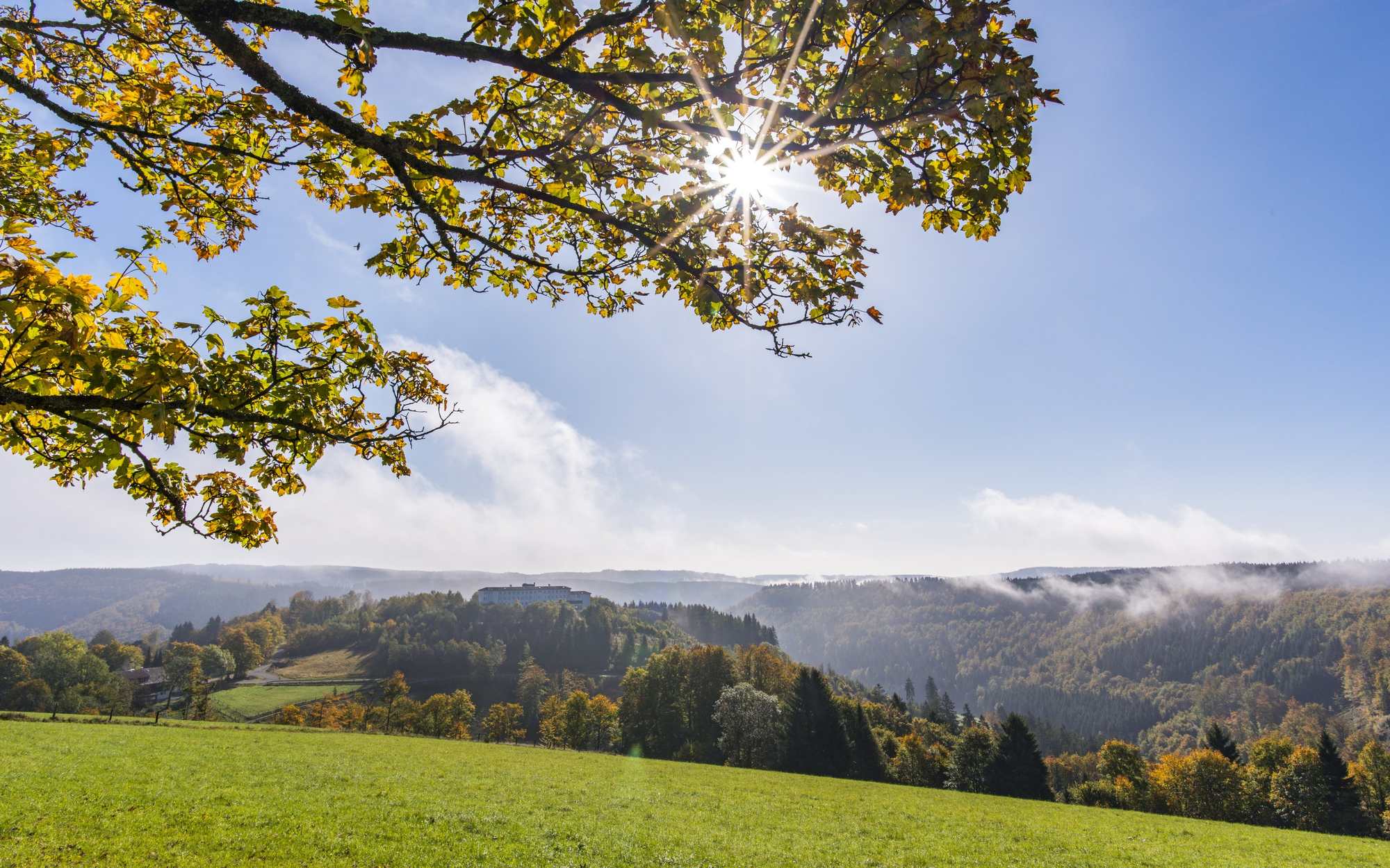 Die Landschaft rund um die Ortschaft Hoheleye mit ihren Bergen, Wäldern und Wiesen.