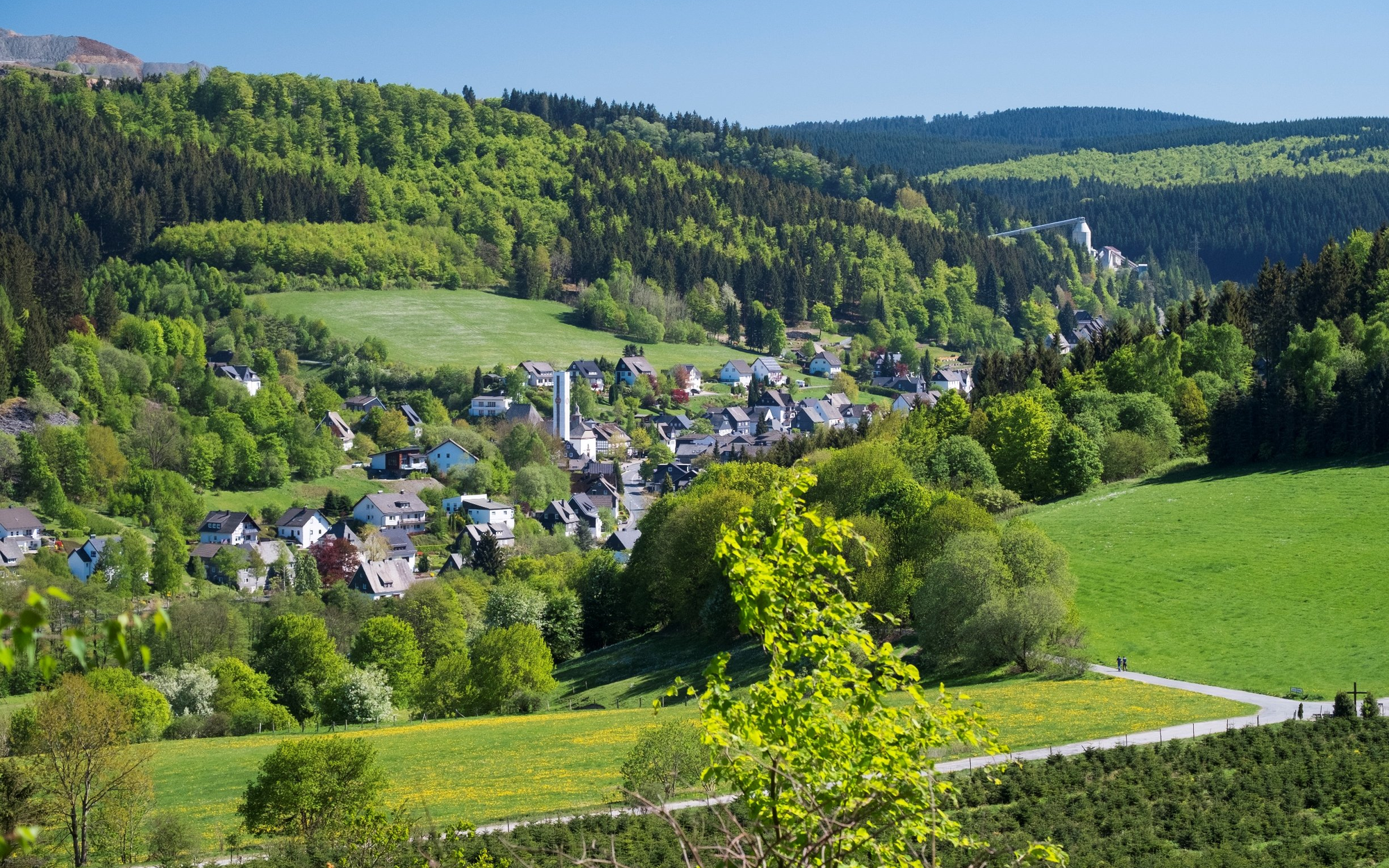 FerienweltWinterberg_Silbach_Ortsansicht_Landschaft_Steinbruch_Sommer Blick auf die Ortschaft Silbach mit seinen Wäldern und Bergen.