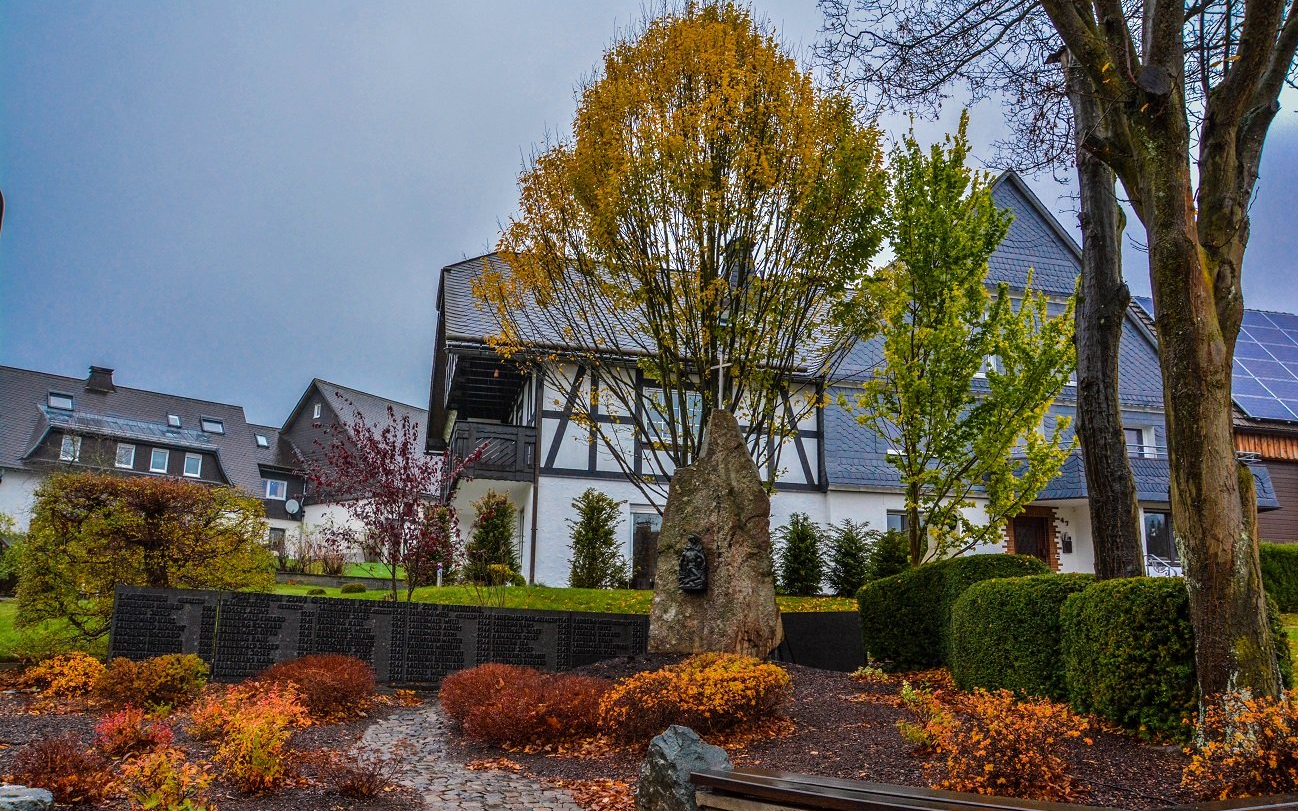 Hildfeld_Ortsteil_Denkmal_Ortsmitte_Herbst Ein Denkmal in der Ortsmitte von Hildfeld.