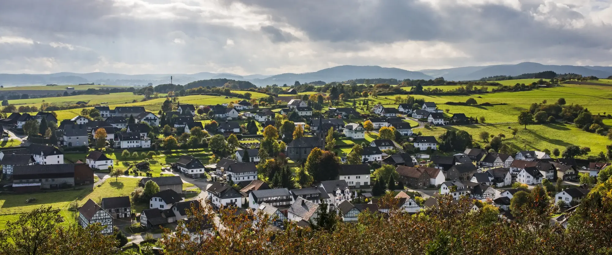 Die Ortschaft Braunshausen inmitten von Bergen, Wiesen und Wäldern.