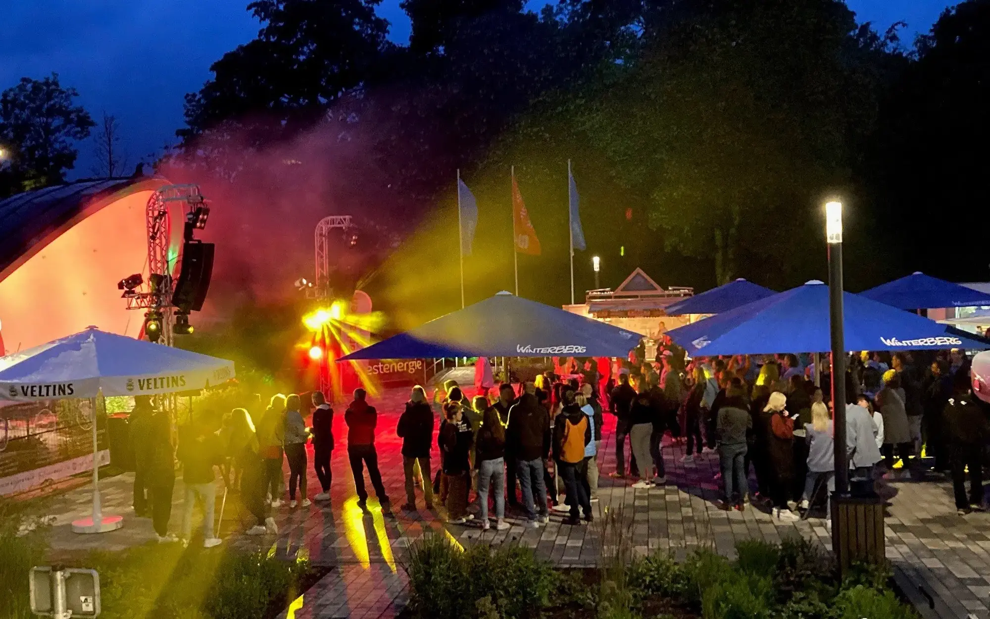 Zuschauermenge beim Sparkassen Open Air im Kurpark Winterberg.