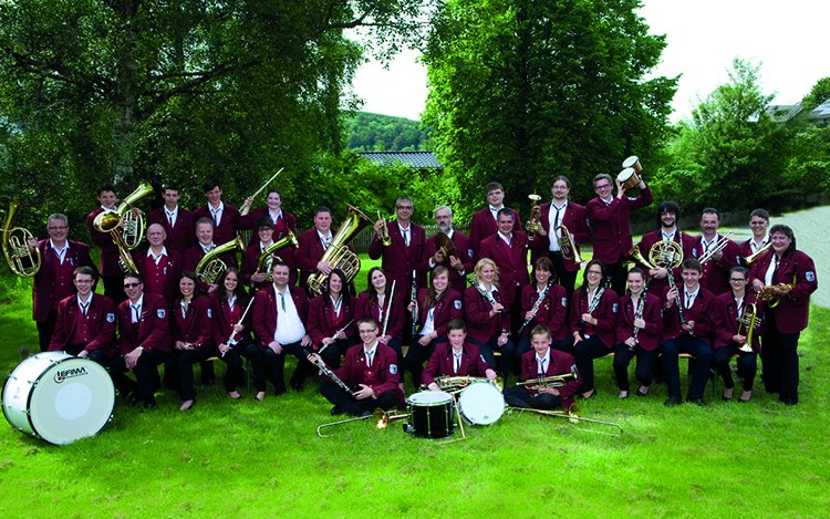 Gruppenfoto von der Blasmusikkapelle Negertalmusikanten.