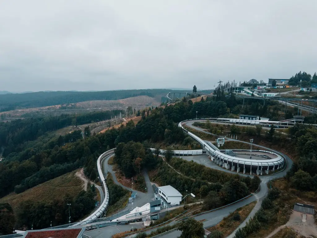 Drohnenaufnahme von der Bobbahn Veltins EisArena.