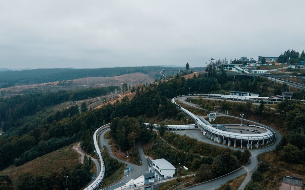 Drohnenaufnahme von der Bobbahn Veltins EisArena.