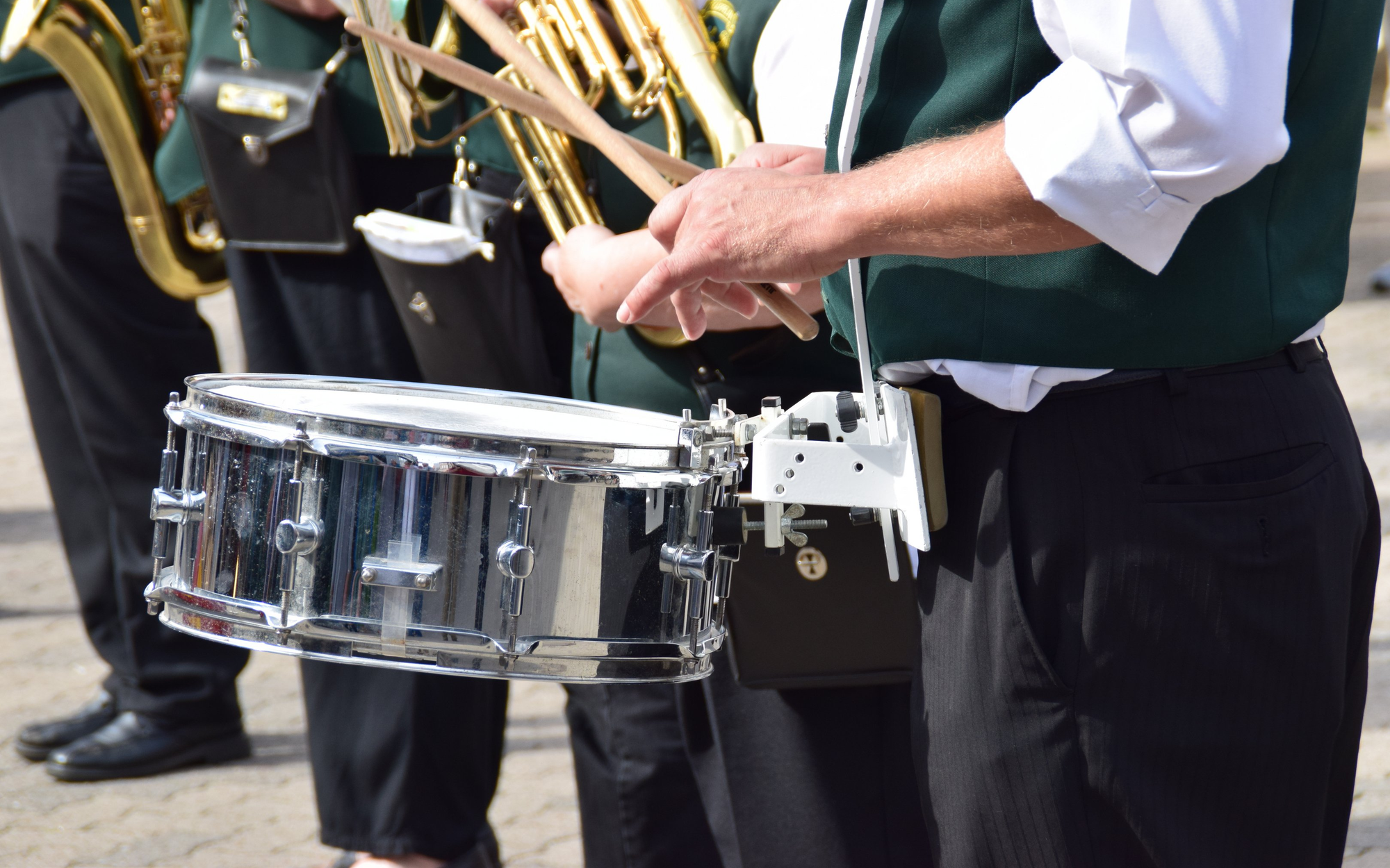 Ein Mann spielt eine Trommel beim Schützenfest.