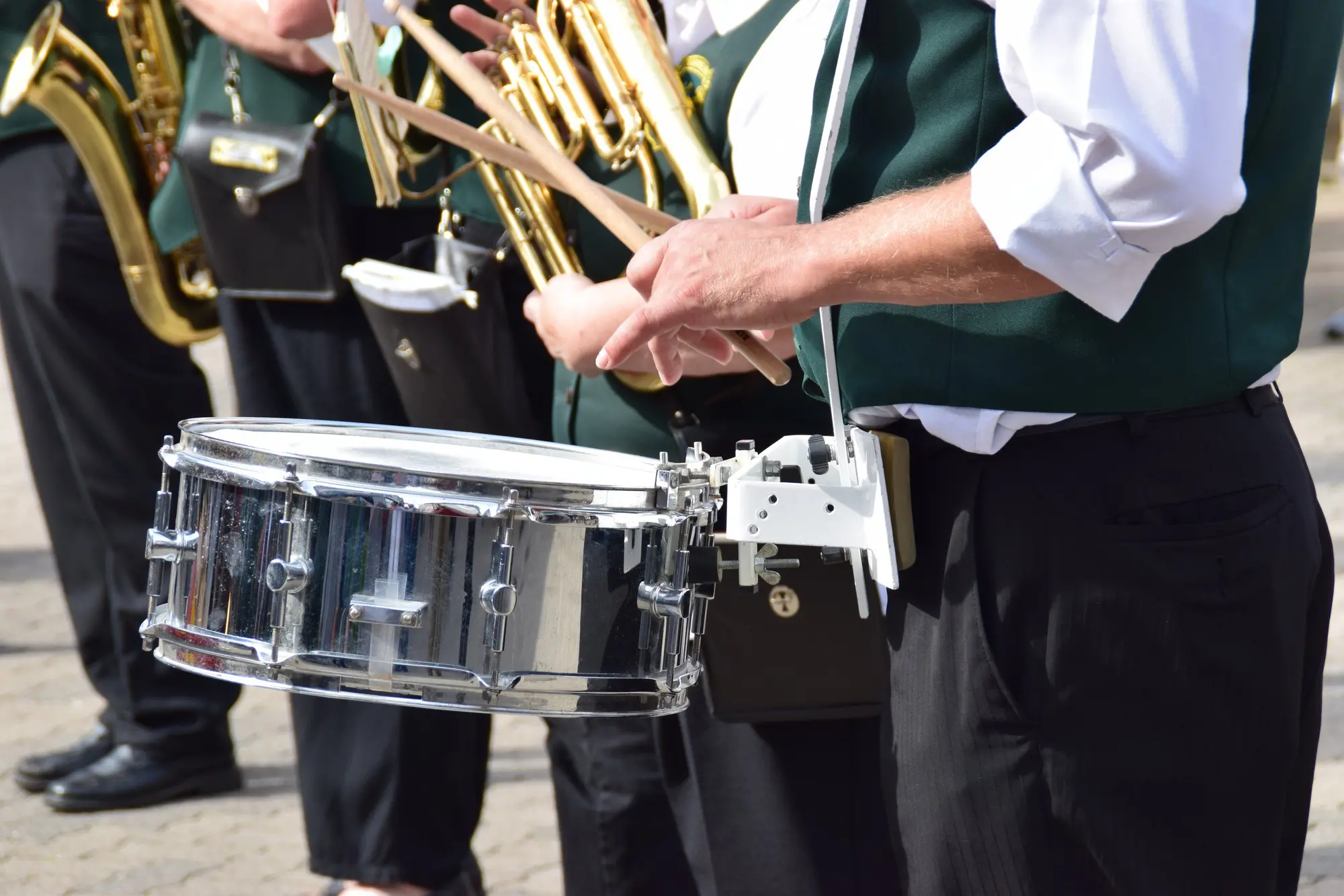 Ein Mann spielt eine Trommel beim Schützenfest.