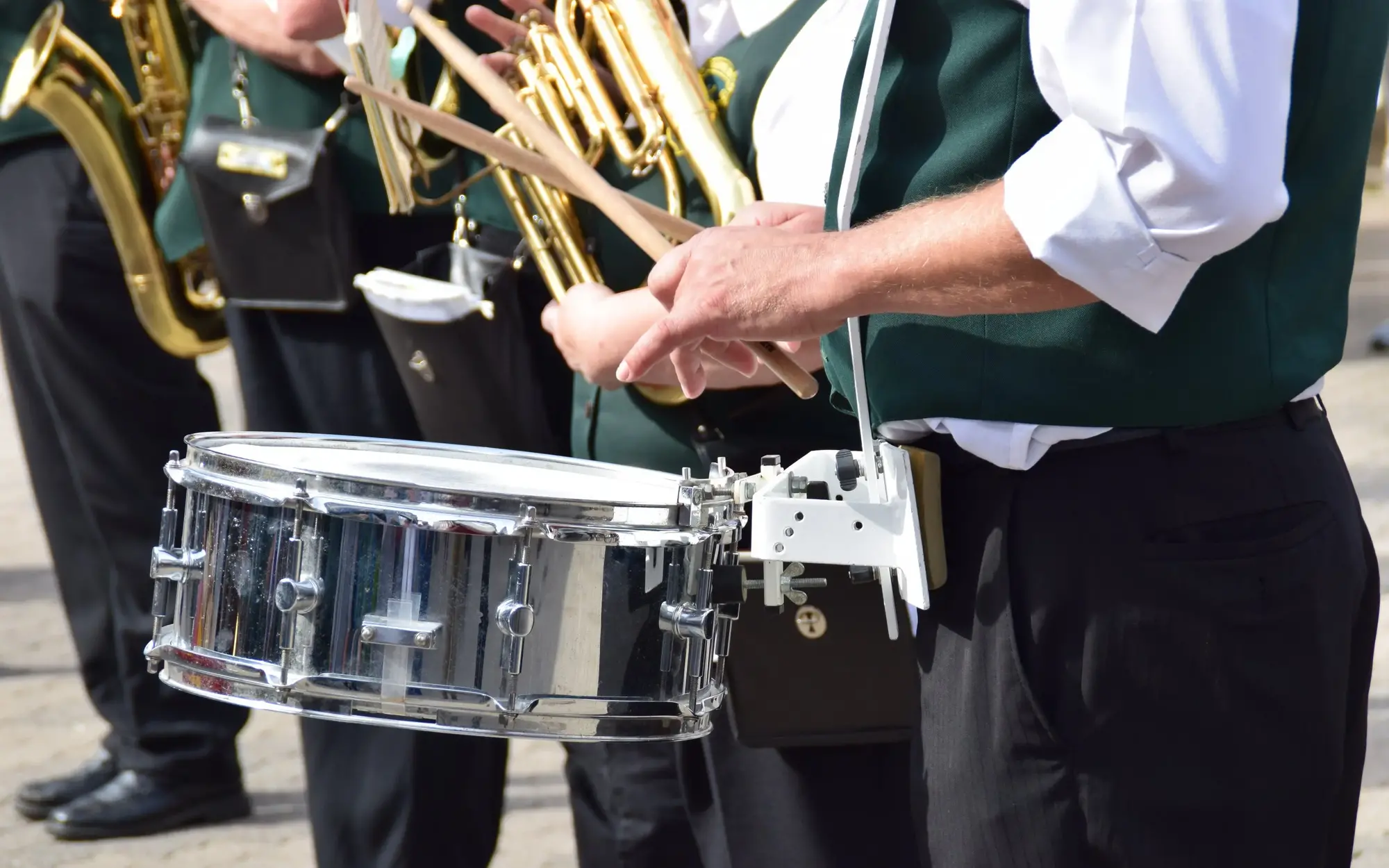 Ein Mann spielt eine Trommel beim Schützenfest.