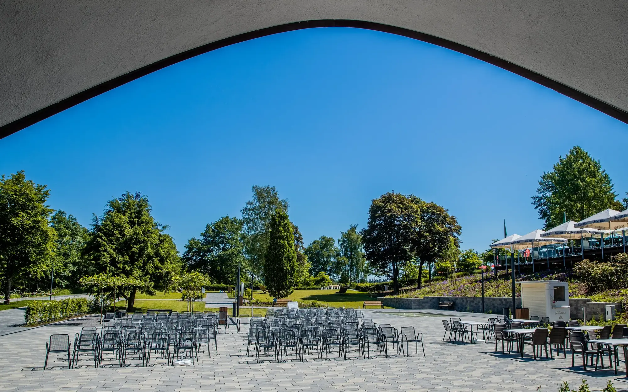 Blick aus der Musikmuschel heraus Richtung Zuschauerraum und Kurpark.