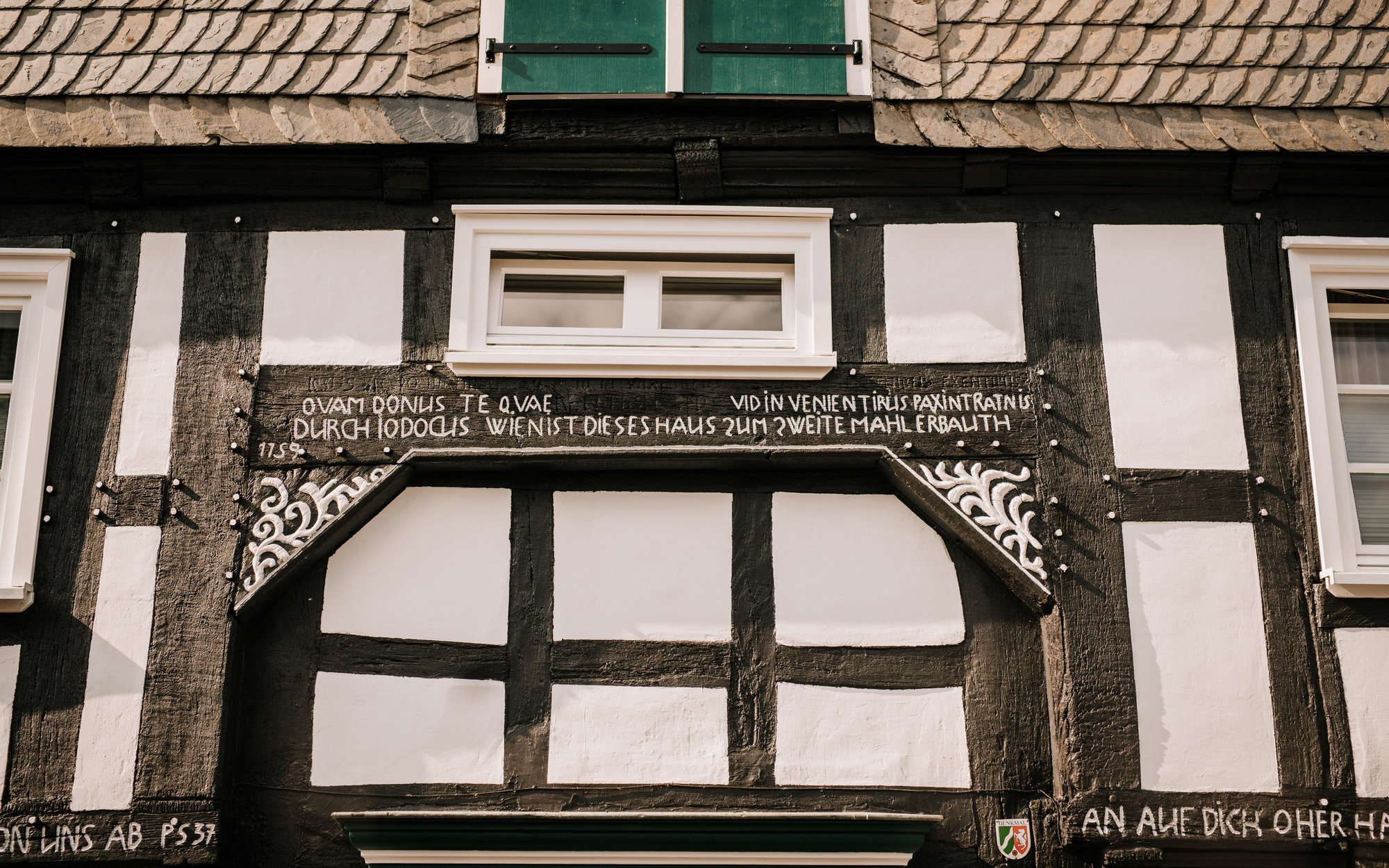 Die Fassade eines Fachwerkhauses mit typischer Inschrift in der Altstadt Winterbergs.