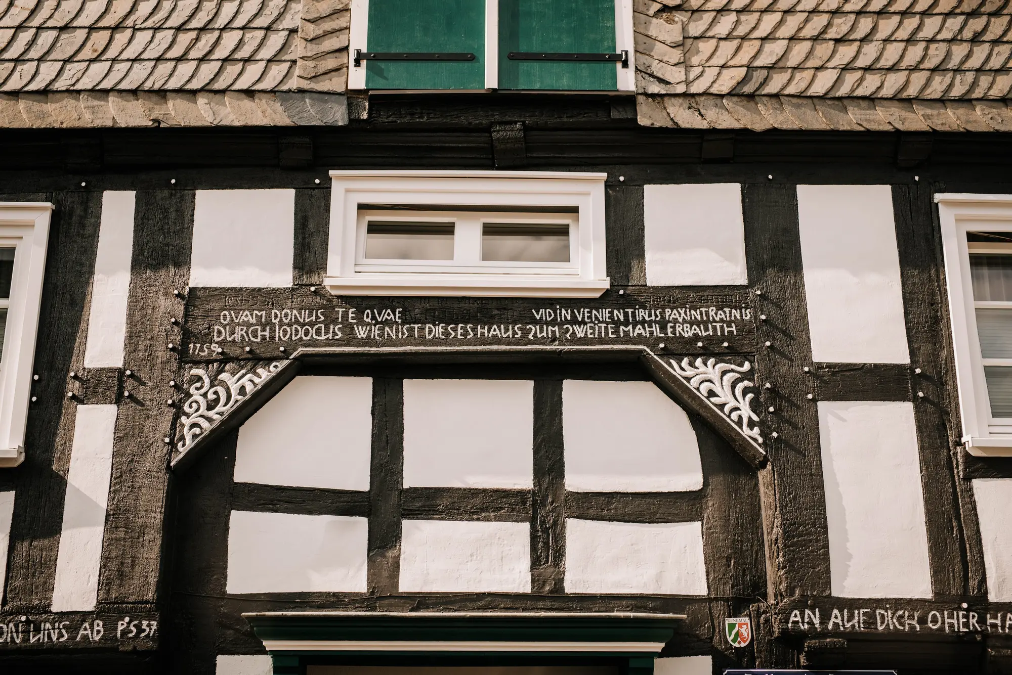 Die Fassade eines Fachwerkhauses mit typischer Inschrift in der Altstadt Winterbergs.