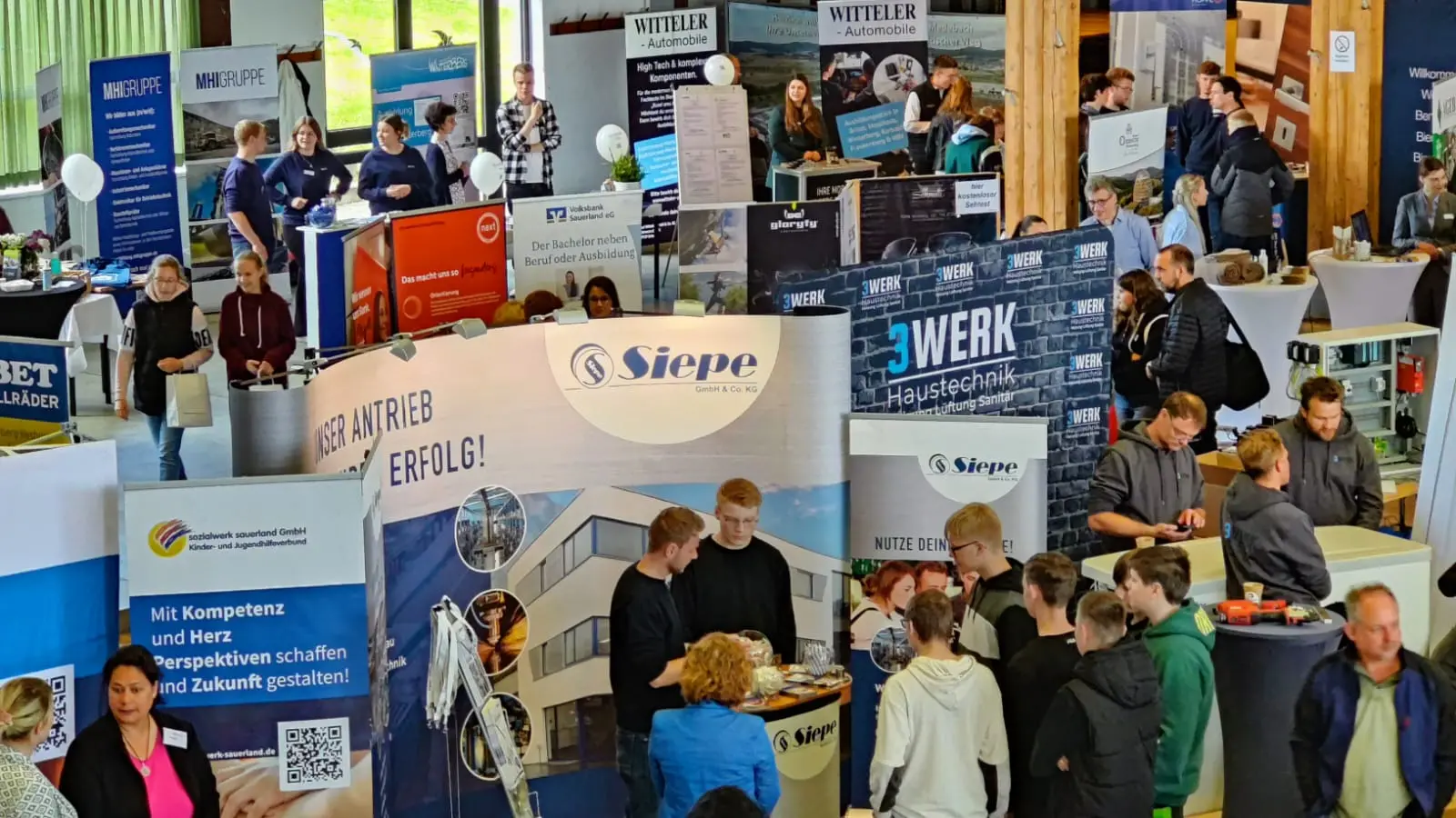 Bild der Ausbildungsbörse mit Blick von oben auf verschiedenen Ausstellungsstände