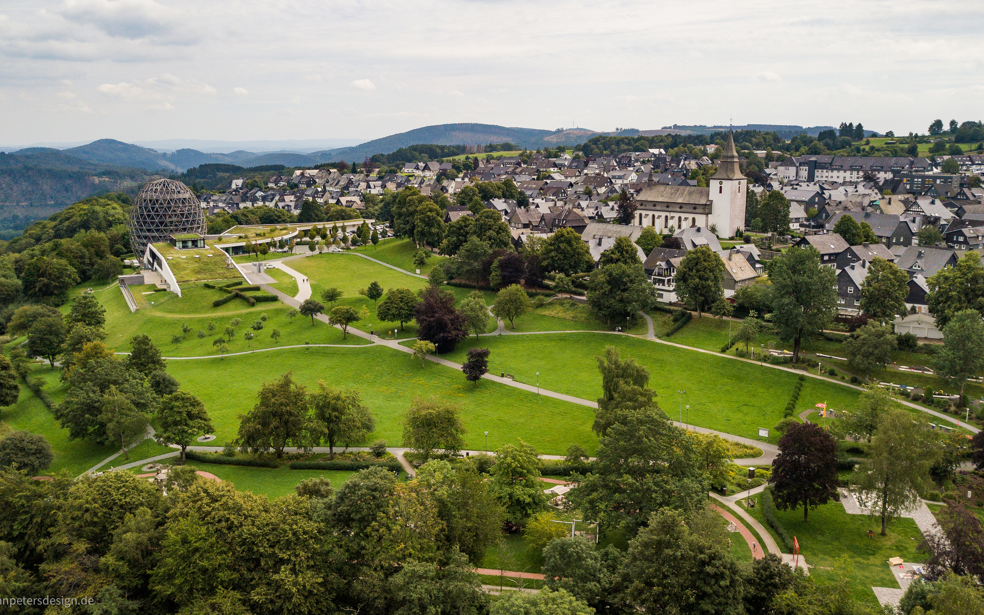 Drohnenaufnahme vom Winterberger Kurpark mit dem Hotel Oversum und einem Teil der Stadt.