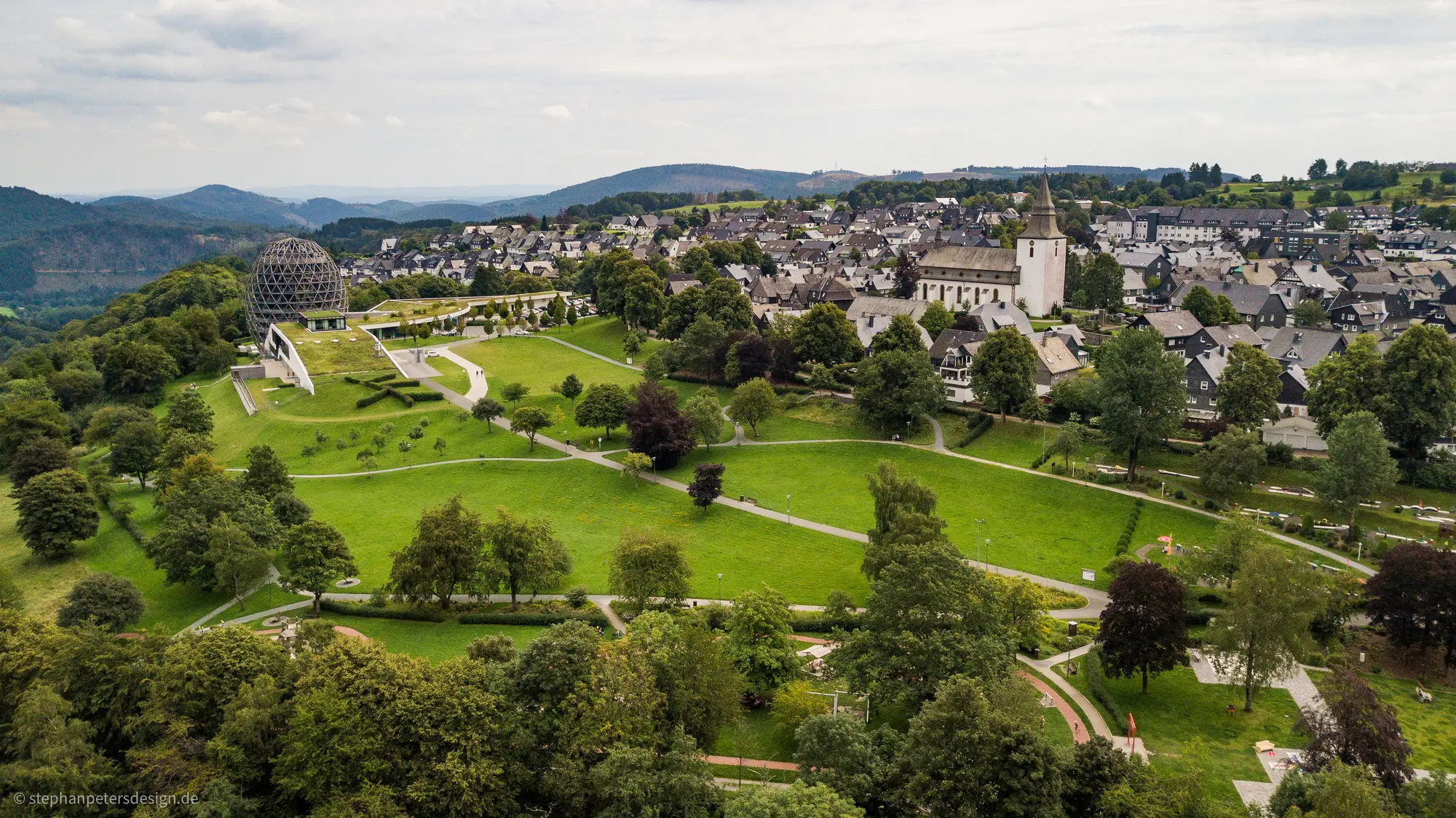 Drohnenaufnahme vom Winterberger Kurpark mit dem Hotel Oversum und einem Teil der Stadt.