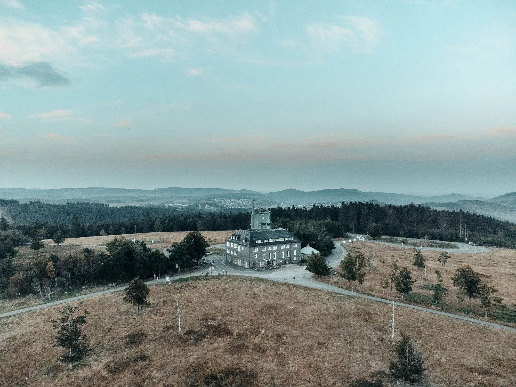 Drohnenaufnahme vom Astenturm mit Wetterwarte in der Heidelandschaft auf dem Kahlen Asten