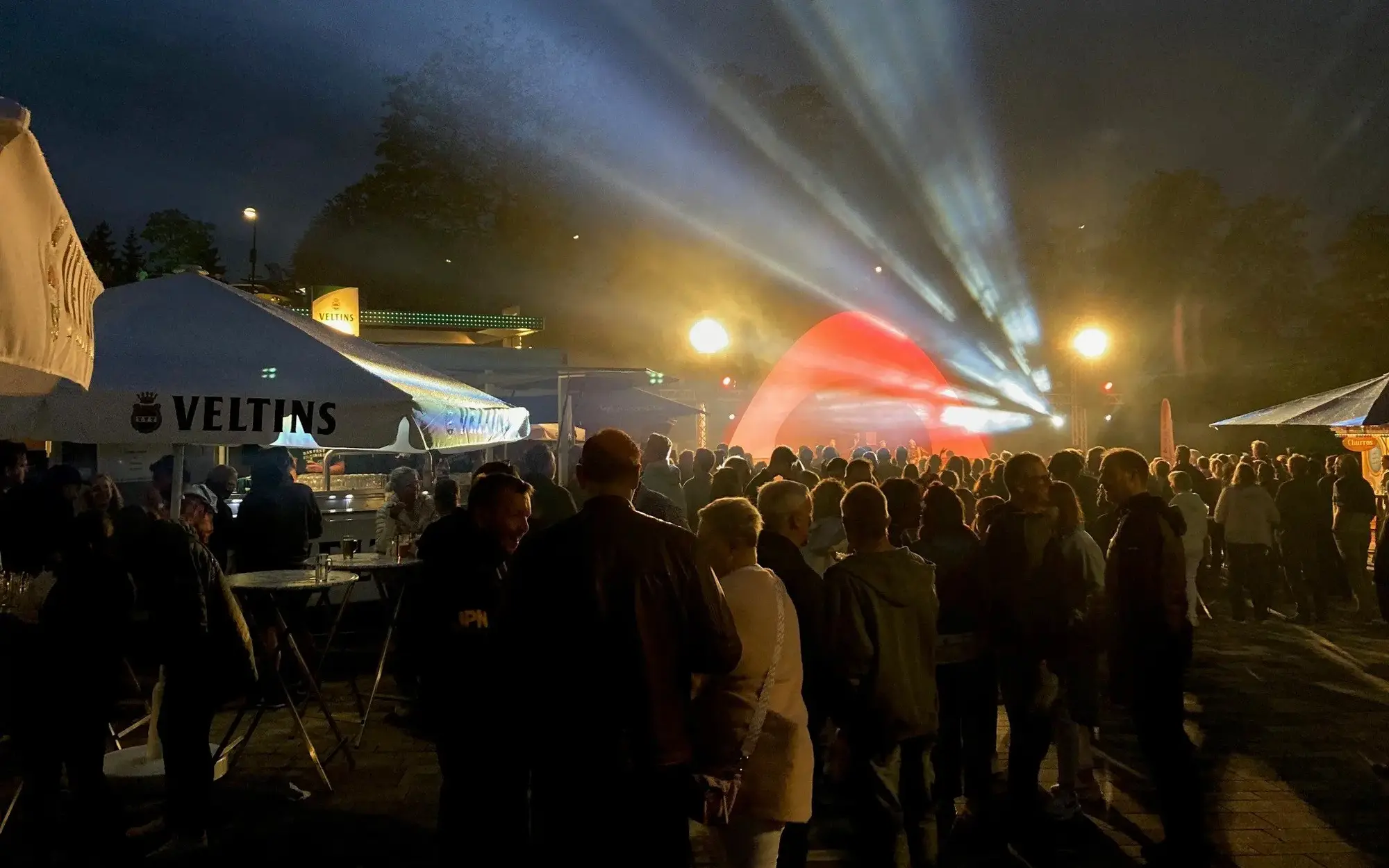 Zuschauermenge vor der Musikmuschel beim Sparkassen Open Air im Kurpark. 