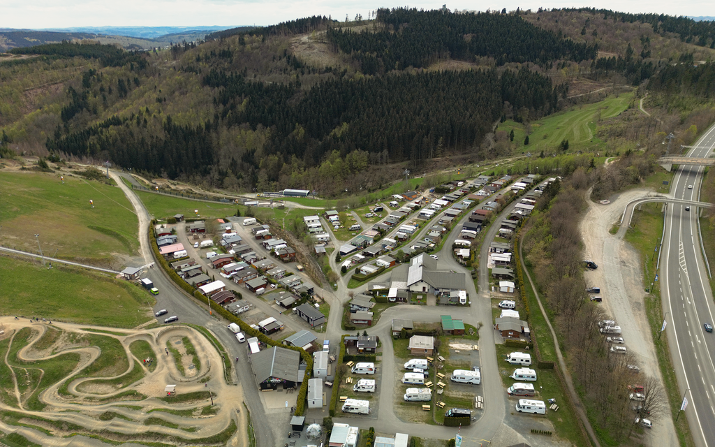 Eine Drohnenaufnahme vom Bikepark mit dem angrenzenden Campingplatz.