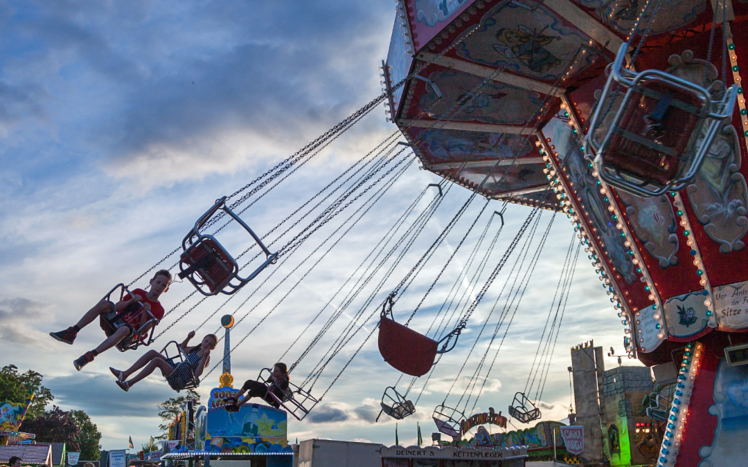 Mehrere Personen fliegen im Kettenkarussell auf der Winterberger Kirmes.