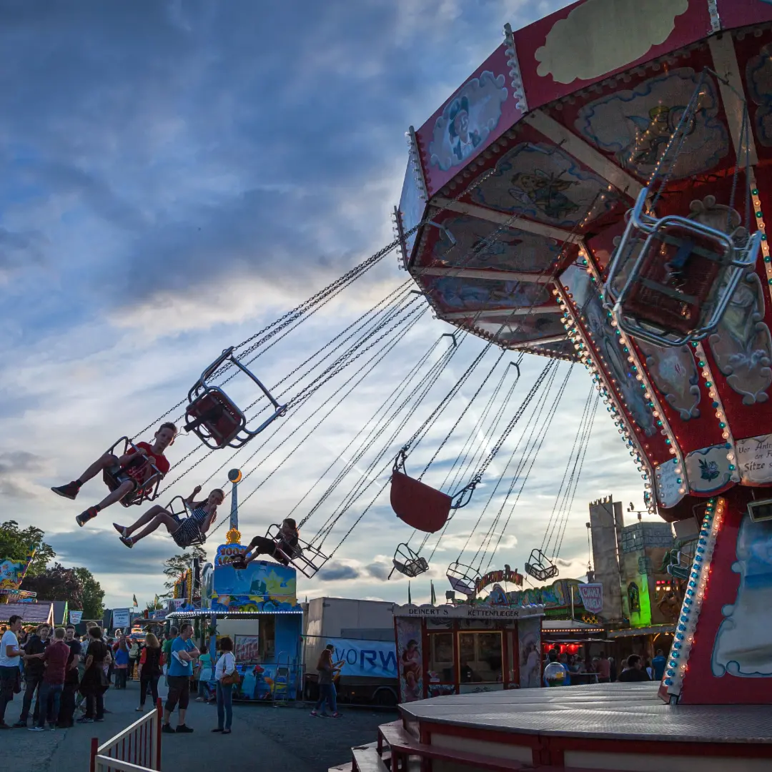 Mehrere Personen fliegen im Kettenkarussell auf der Winterberger Kirmes.