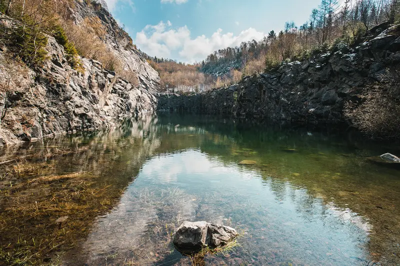 Der Bergsee umgeben von hohen Felswänden.