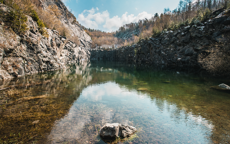 Der Bergsee umgeben von hohen Felswänden.