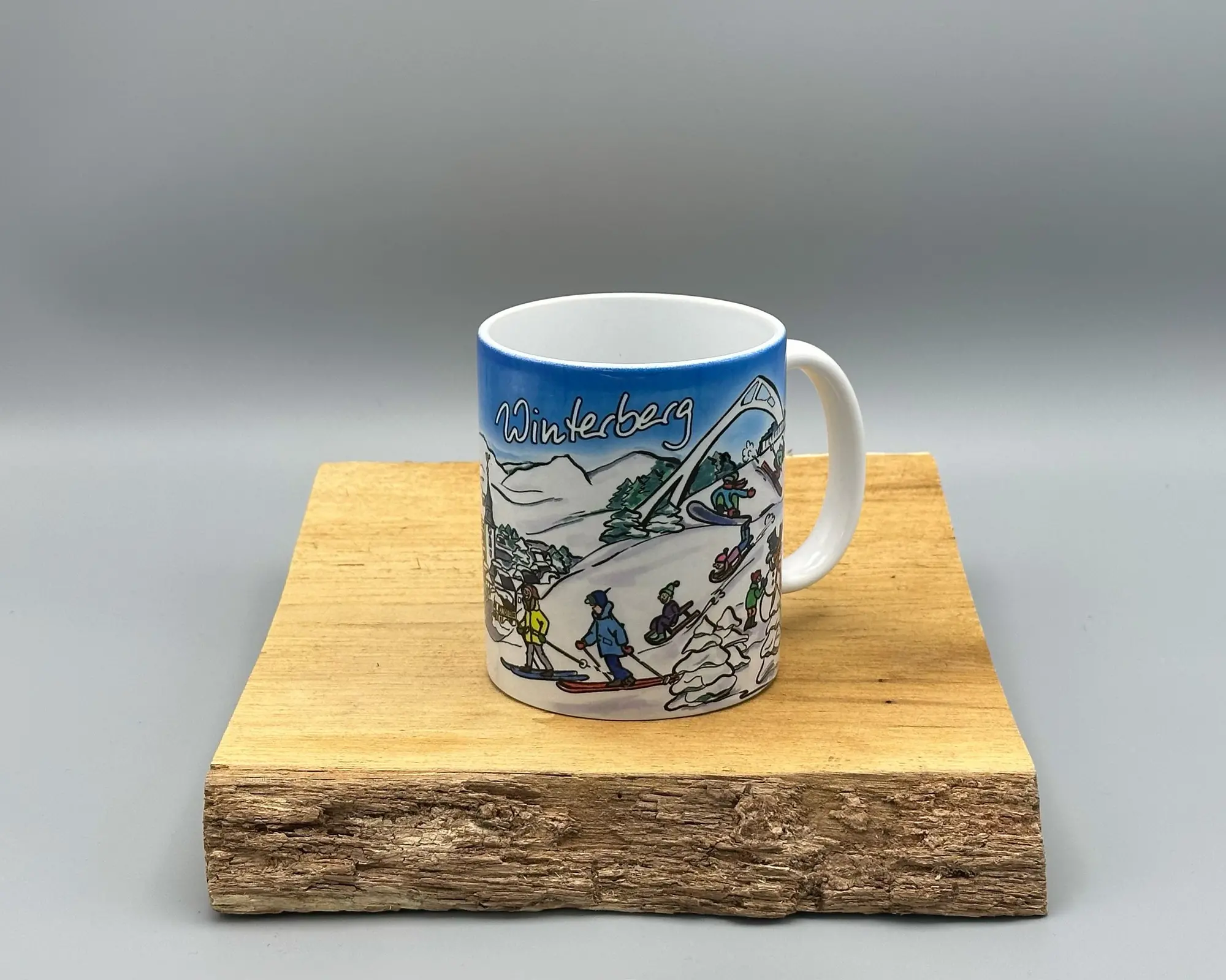 Eine Tasse von Winterberg mit einer Winterlandschaft von Winterberg bemalt