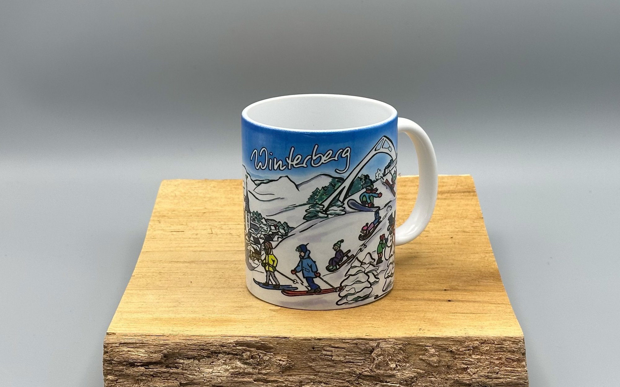 Eine Tasse von Winterberg mit einer Winterlandschaft von Winterberg bemalt