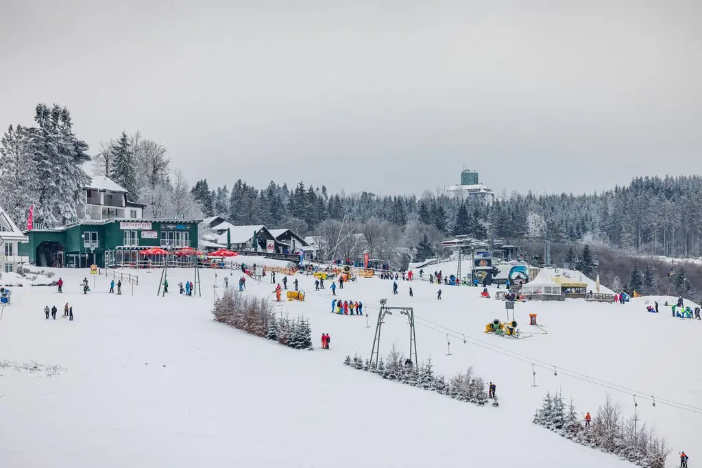 Das Skigebiet Postwiese in Neuastenberg im Winter.