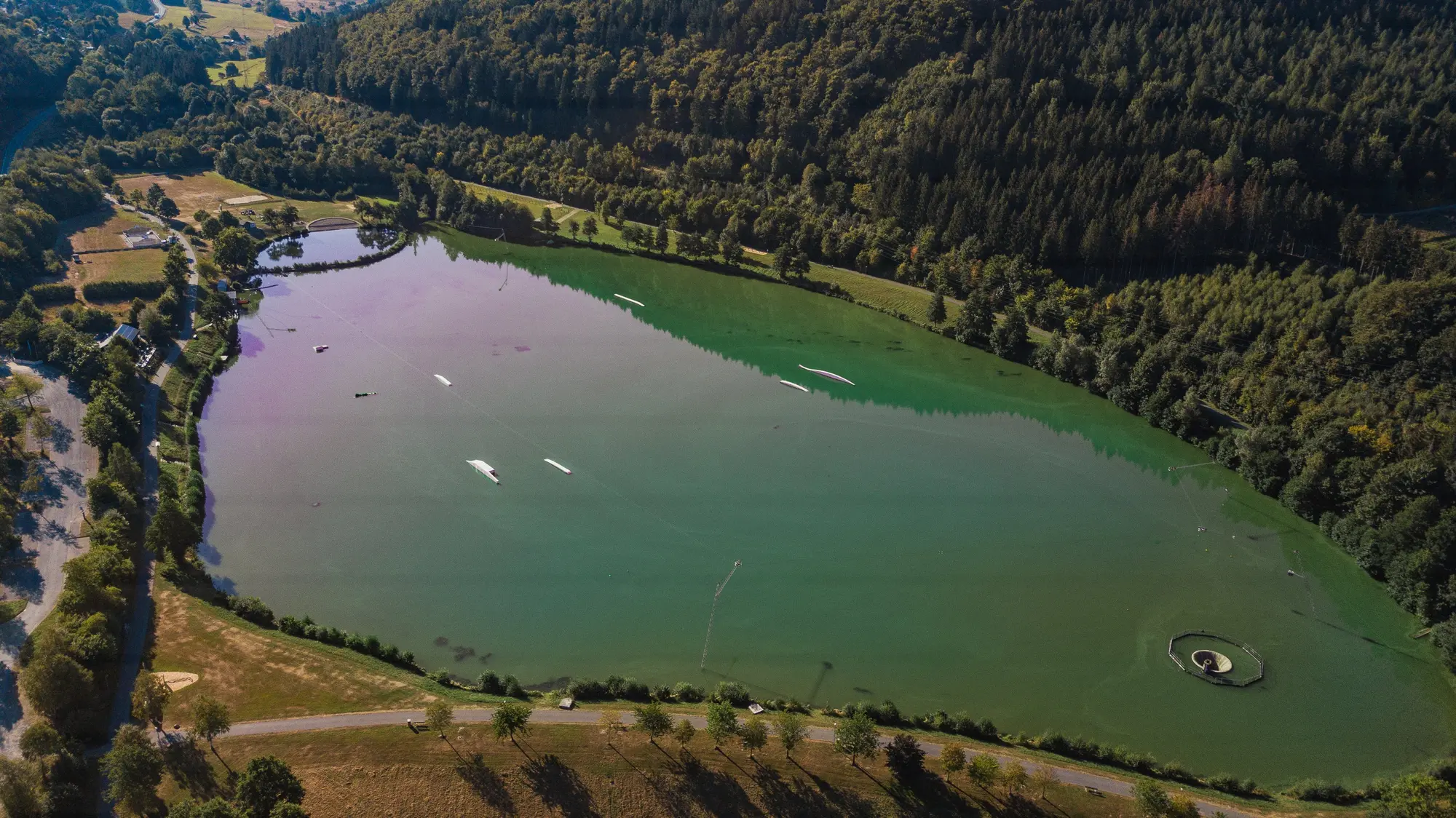 Drohnenaufnahme vom Hillebachsee in Niedersfeld.