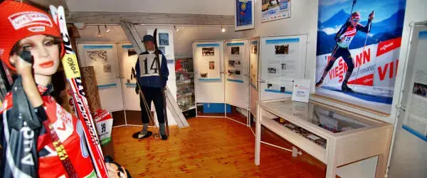 Die Ausstellung von Skiern und Infotafeln im Westdeutschen Wintersportmuseum.