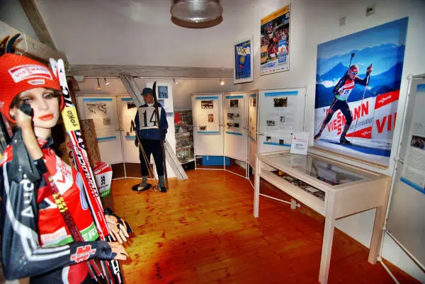 Die Ausstellung von Skiern und Infotafeln im Westdeutschen Wintersportmuseum.