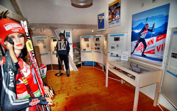 Die Ausstellung von Skiern und Infotafeln im Westdeutschen Wintersportmuseum.