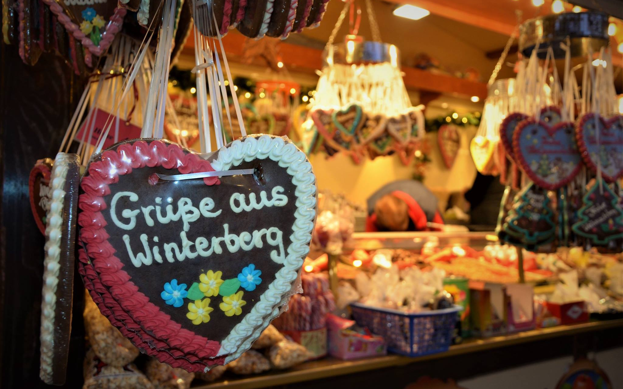 Lebkuchenherz an einem Verkaufsstand im Winterberger Winterdorf mit der Aufschrit "Grüße aus Winterberg"