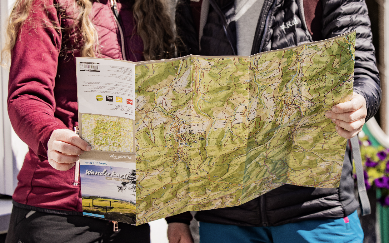 Zwei Frauen schauen sich eine Wanderkarte von Winterberg an