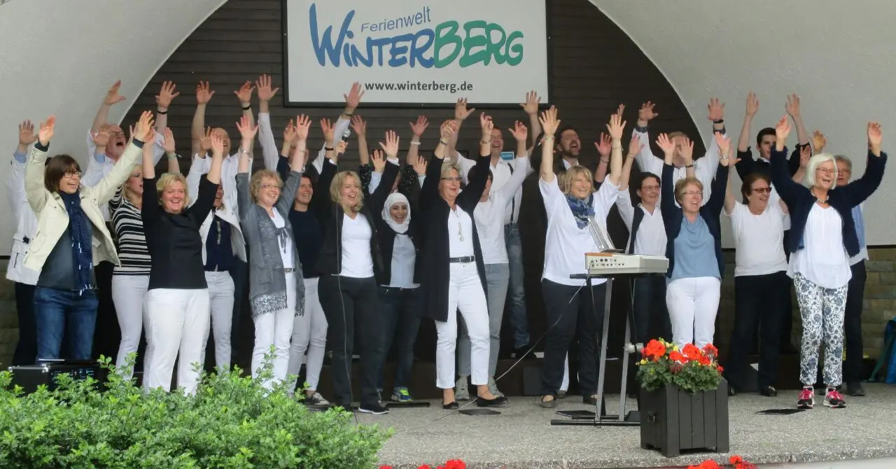 Der Chor Singing Circle bei einem Auftritt im Kurpark Winterberg.