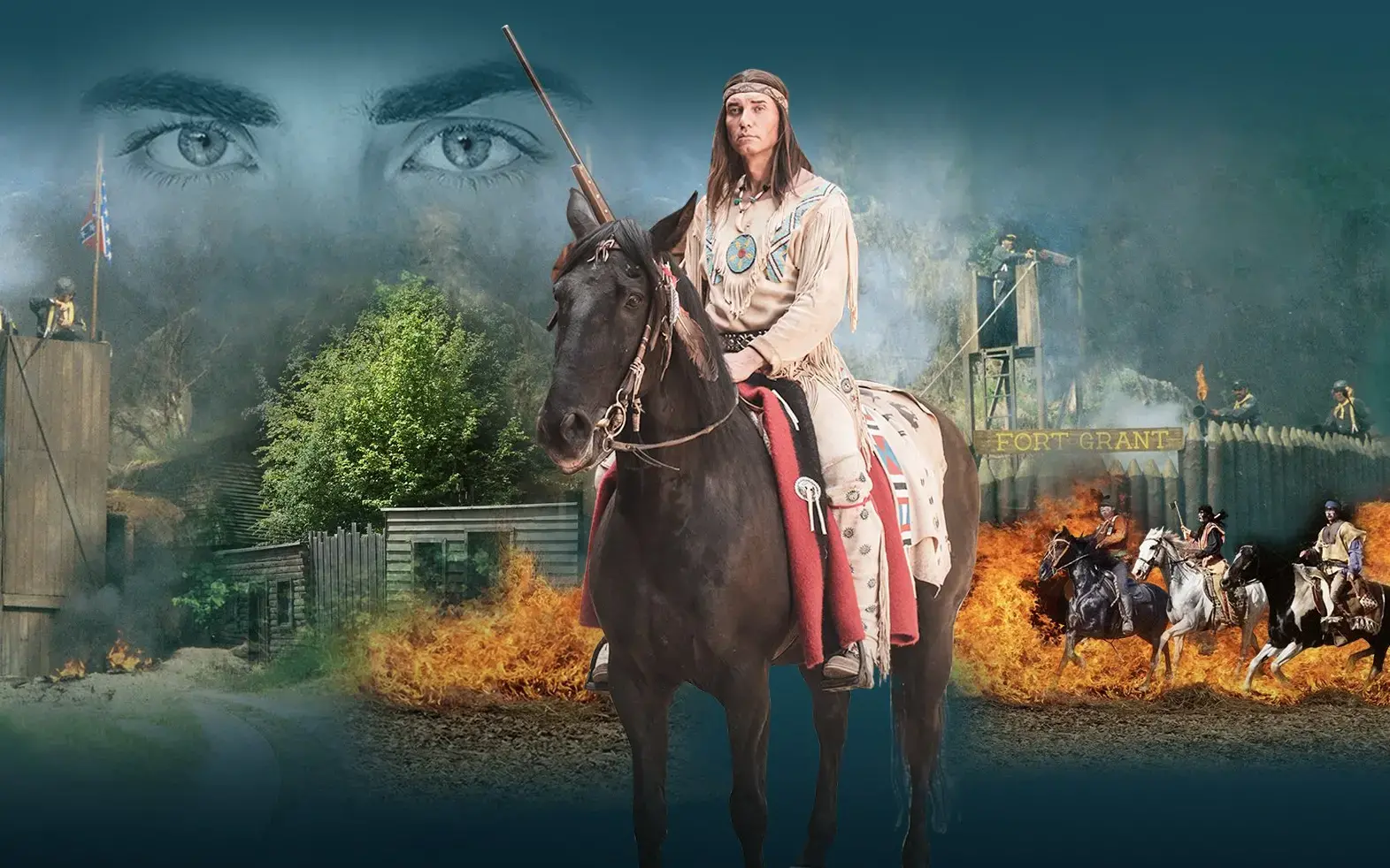 Ein Indianer, welcher Winnetou darstellen soll, auf einem Pferd. Im Hintergrund ein Bild von der Kulisse in Elspe mit Cowboys, Pferden, Türmen und Zäunen.