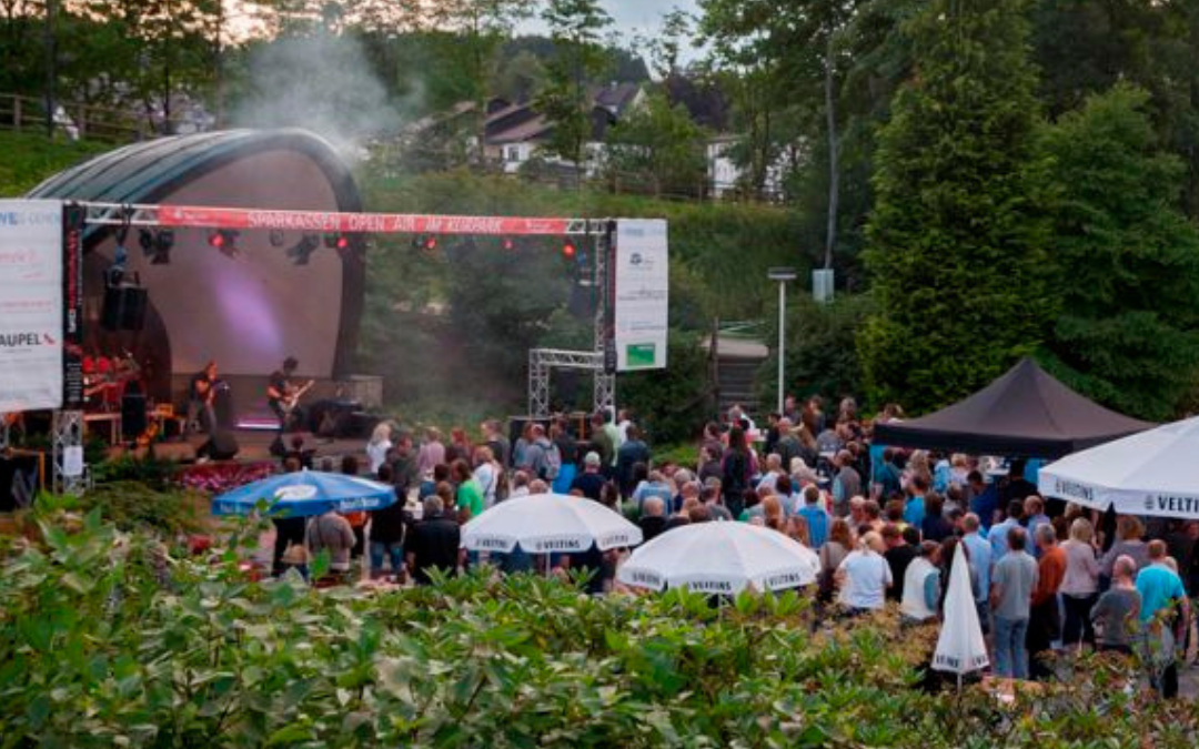 Eine Band bei ihrem Auftritt des Sparkassen Open Air im Kurpark Winterberg.