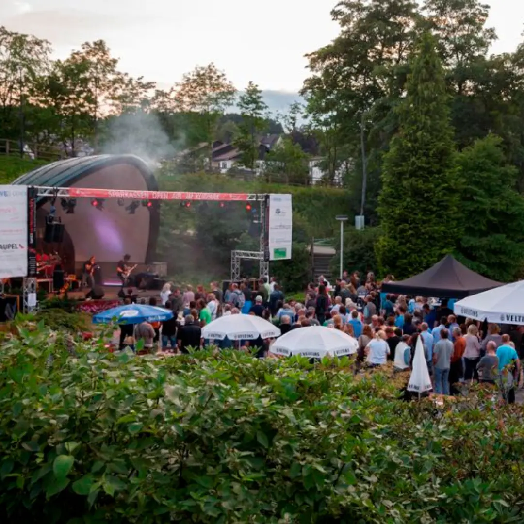 Eine Band bei ihrem Auftritt des Sparkassen Open Air im Kurpark Winterberg.