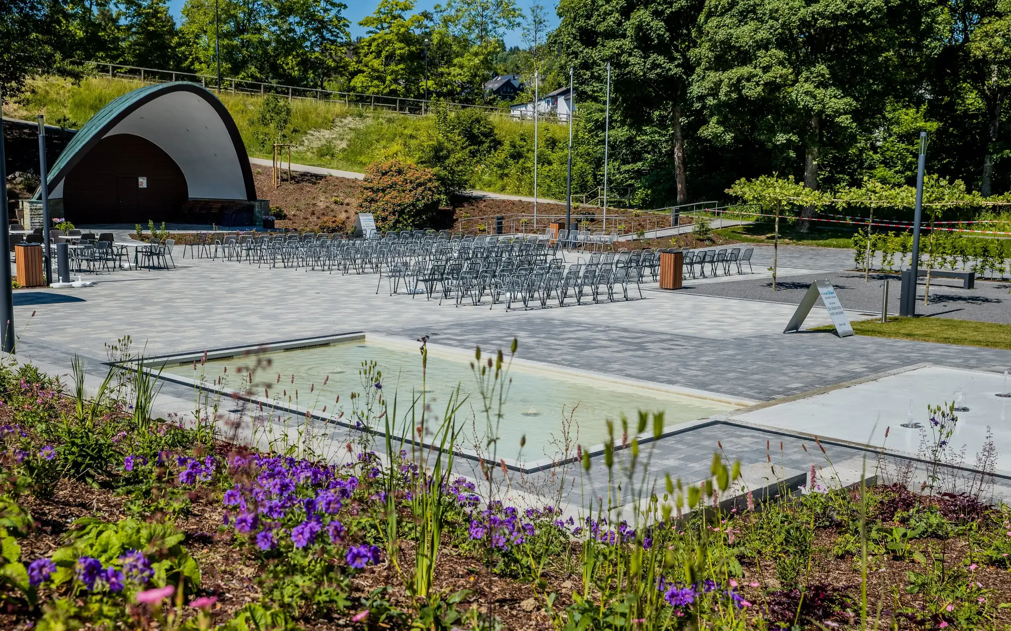 Die Musikmuschel mit Zuschauerplätzen und Brunnen im Kurpark Winterberg.