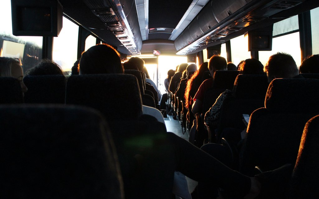 Eine Gruppe Menschen im Reisebus.