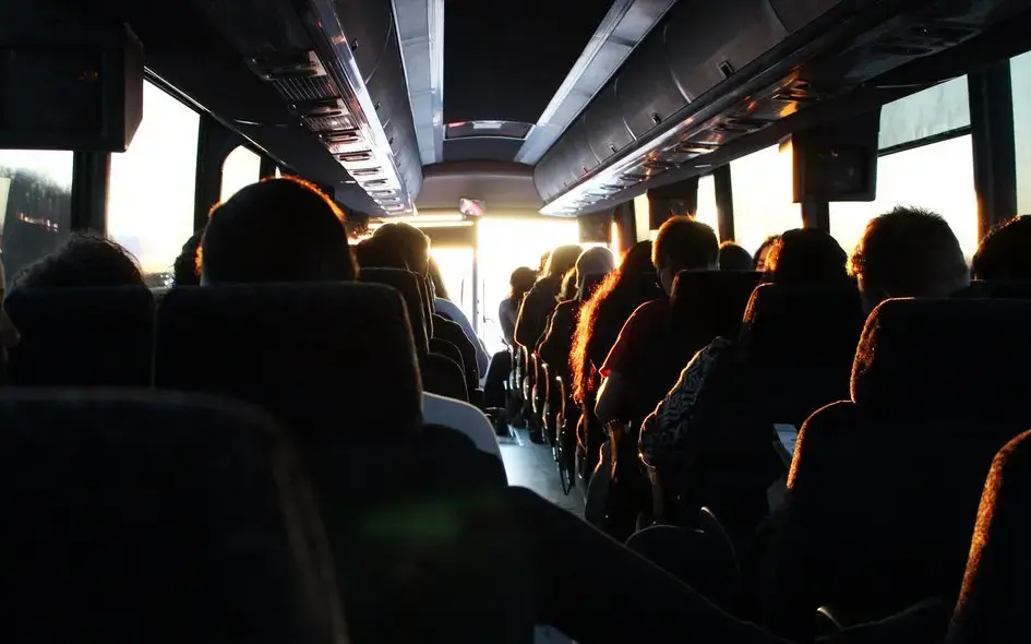 Eine Gruppe Menschen im Reisebus.