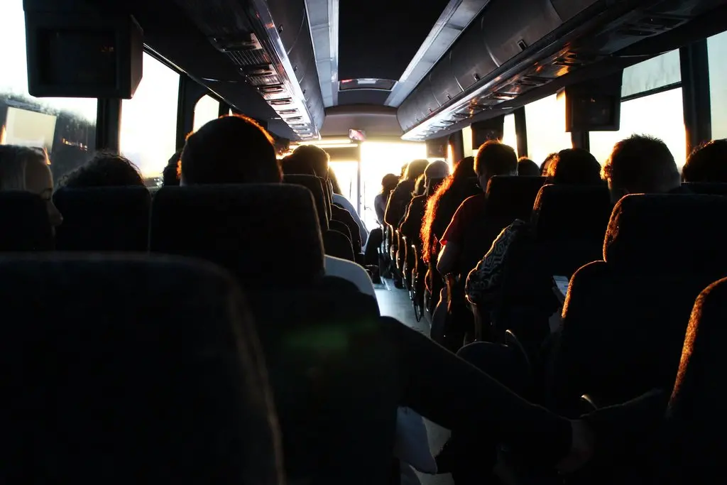 Eine Gruppe Menschen im Reisebus.