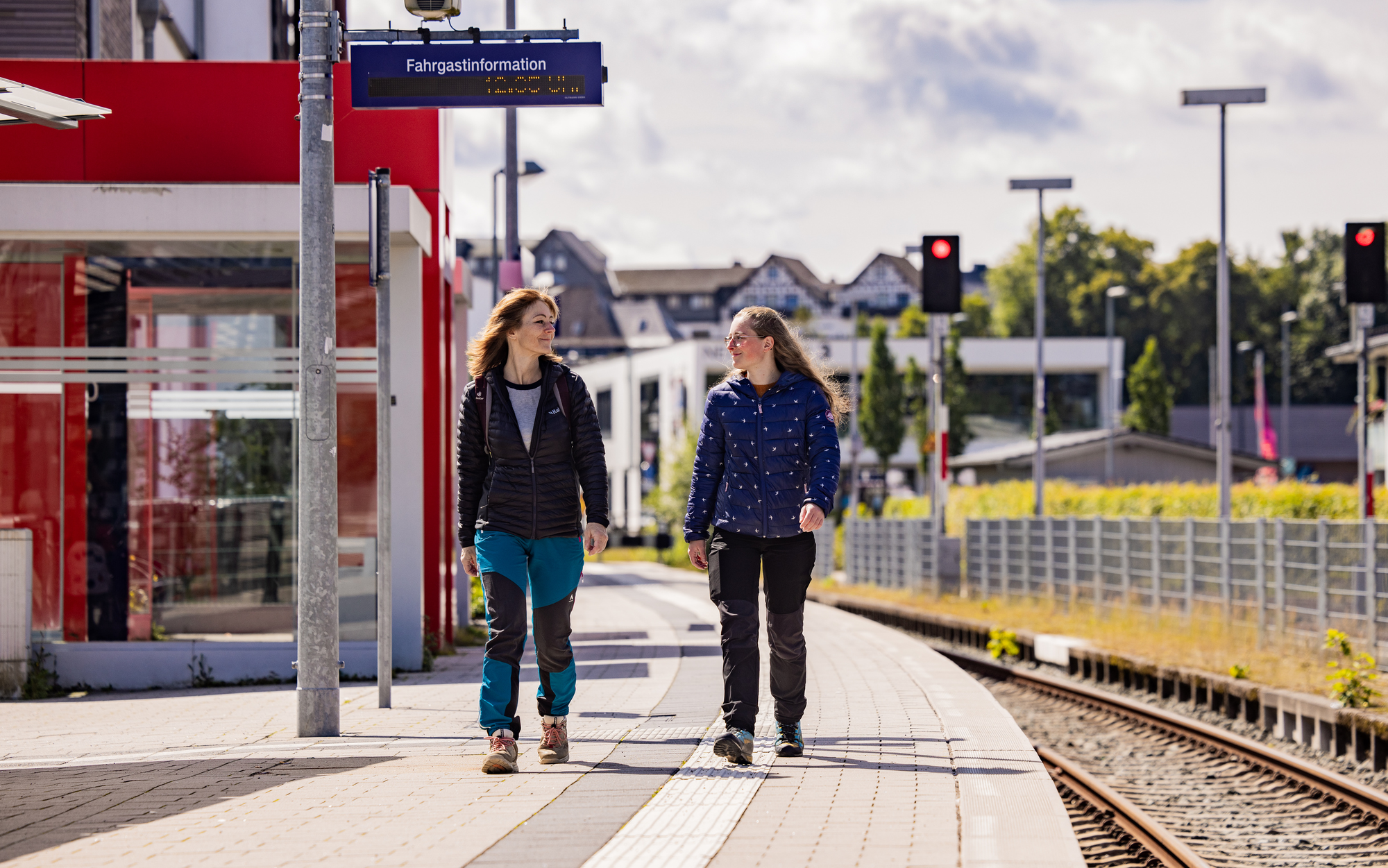 Zwei Frauen, die den Bahnsteig in Winterberg entlang laufen.