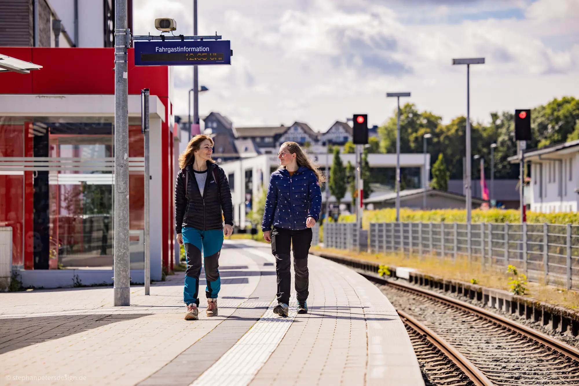 Zwei Frauen, die den Bahnsteig in Winterberg entlang laufen.