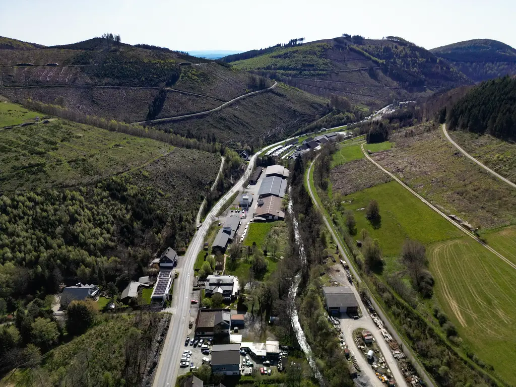 Luftbild des Gewerbegebietes Züschen an der Nuhnetalstraße.