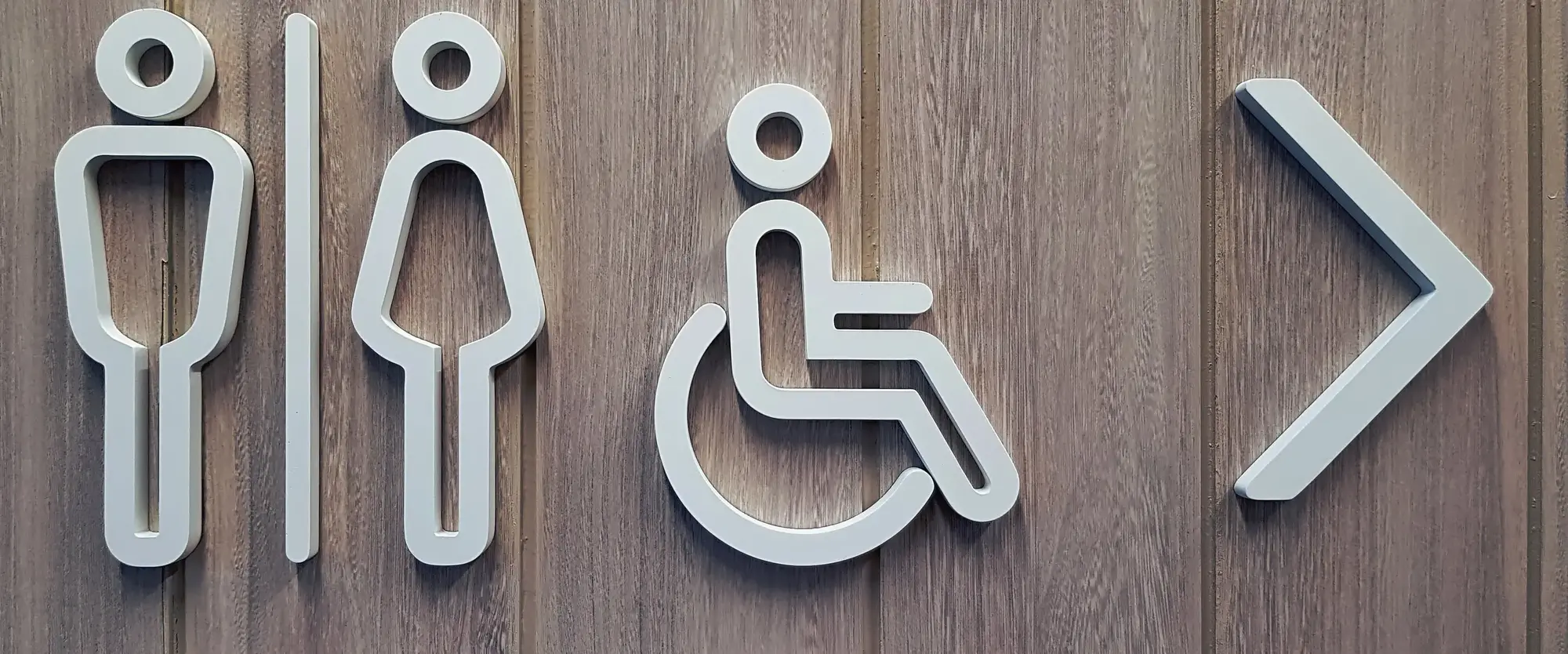 Toilettenschild mit Männchen für Damen, Herren und barrierefreies WC mit Richtungspfeil.