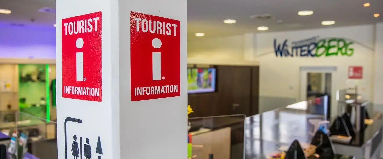 Pfeiler mit dem Symbol für Tourist Informationen in der Tourist Info Winterberg.