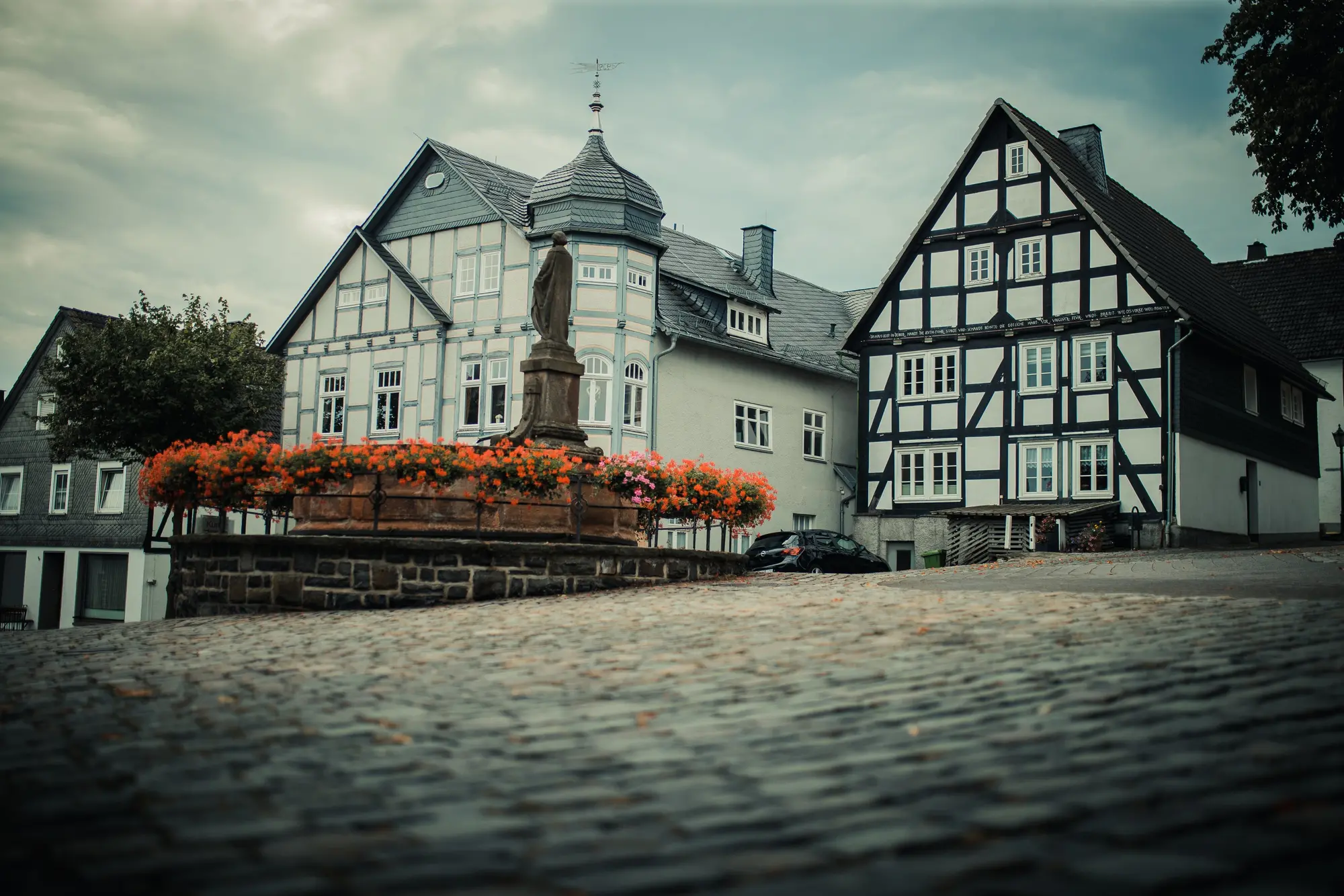 Ein Brunnen mit einer Figur in der Altstadt von Hallenberg.