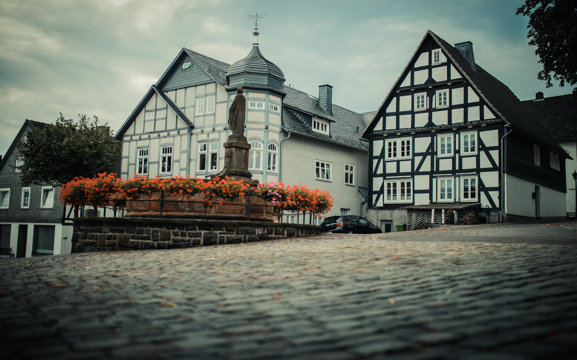 Ein Brunnen mit einer Figur in der Altstadt von Hallenberg.